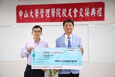 張鴻熙學長代表友友錦祿教育基金會捐贈12萬元獎助學金給管院學弟妹