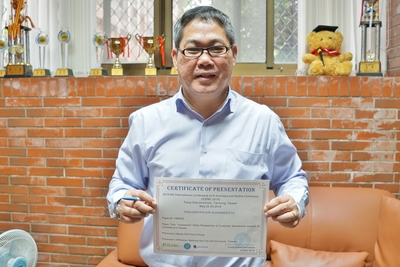 Dr. Kim Choy Chung with his certificate of presentation of 2019 ICEMC