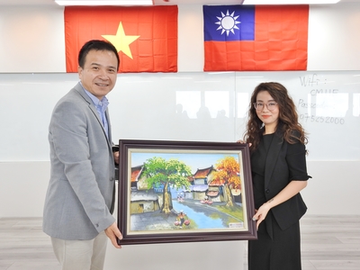 越南FPT代表Le Thanh Ngan(右)致贈越南當地風景畫給中山管院