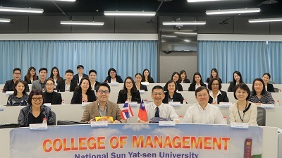 Associate Dean Jui-Kun Kuo, College of Management, NSYSU (center) attended the opening ceremony and took photo with the workshop participants.