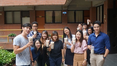 The workshop participants from Chiang Mai University tasted Taiwan's specialty drinks - Bubble Milk Tea.