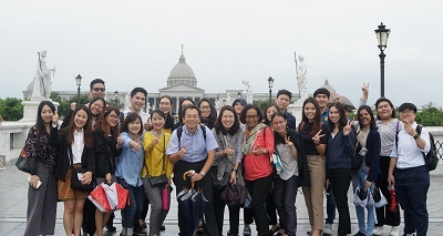 Director Shih-Sian Jhang for Office of Accreditation and Assessment (center) led the workshop participants to visit the Chimei Museum.