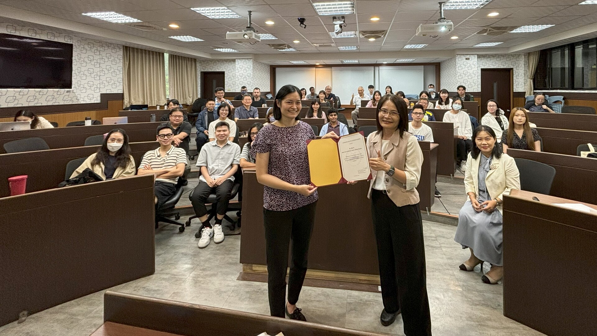 管學辦公室林杏娥主任致贈感謝狀予Dr Lin圖片