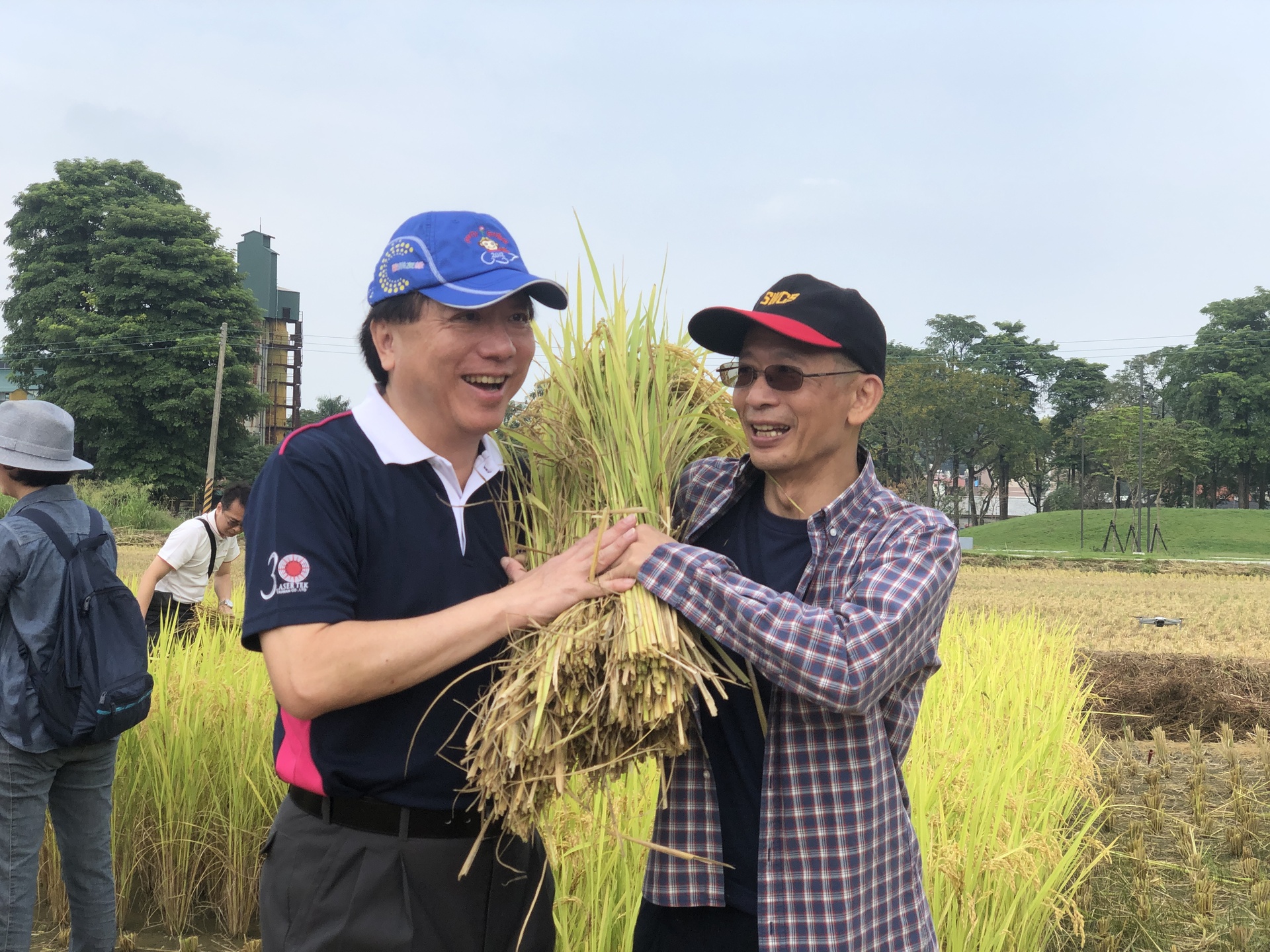 與雷科股份有限公司合作CSR專案「旗山農遊趣‧食農教育暨農村體驗家庭日」（左為雷科公司鄭再興董事長，右為中山管院副院長郭瑞坤教授）