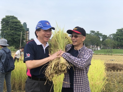 與雷科股份有限公司合作CSR專案「旗山農遊趣‧食農教育暨農村體驗家庭日」(左為雷科公司鄭再興董事長,右為中山管院副院長郭瑞坤教授)