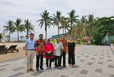 由左到右： 管院國際中心徐士傑主任、 印尼比娜大學研究所主任Dr. Edi Abdurachman夫婦、 印尼比娜大學資管所主任Dr. Harisno, 印尼比娜大學資管所助理教授Dr. Emil R. Kaburuan, 管院國際中心洪敬慈助理圖片