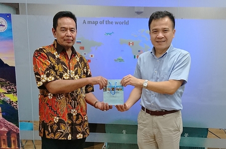 印尼比娜大學研究所主任Dr. Edi Abdurachman(左)圖片
