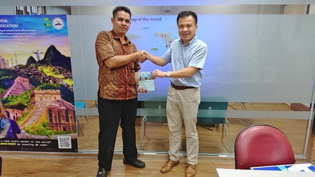 印尼比娜大學資管所助理教授Dr. Emil R. Kaburuan(左)圖片