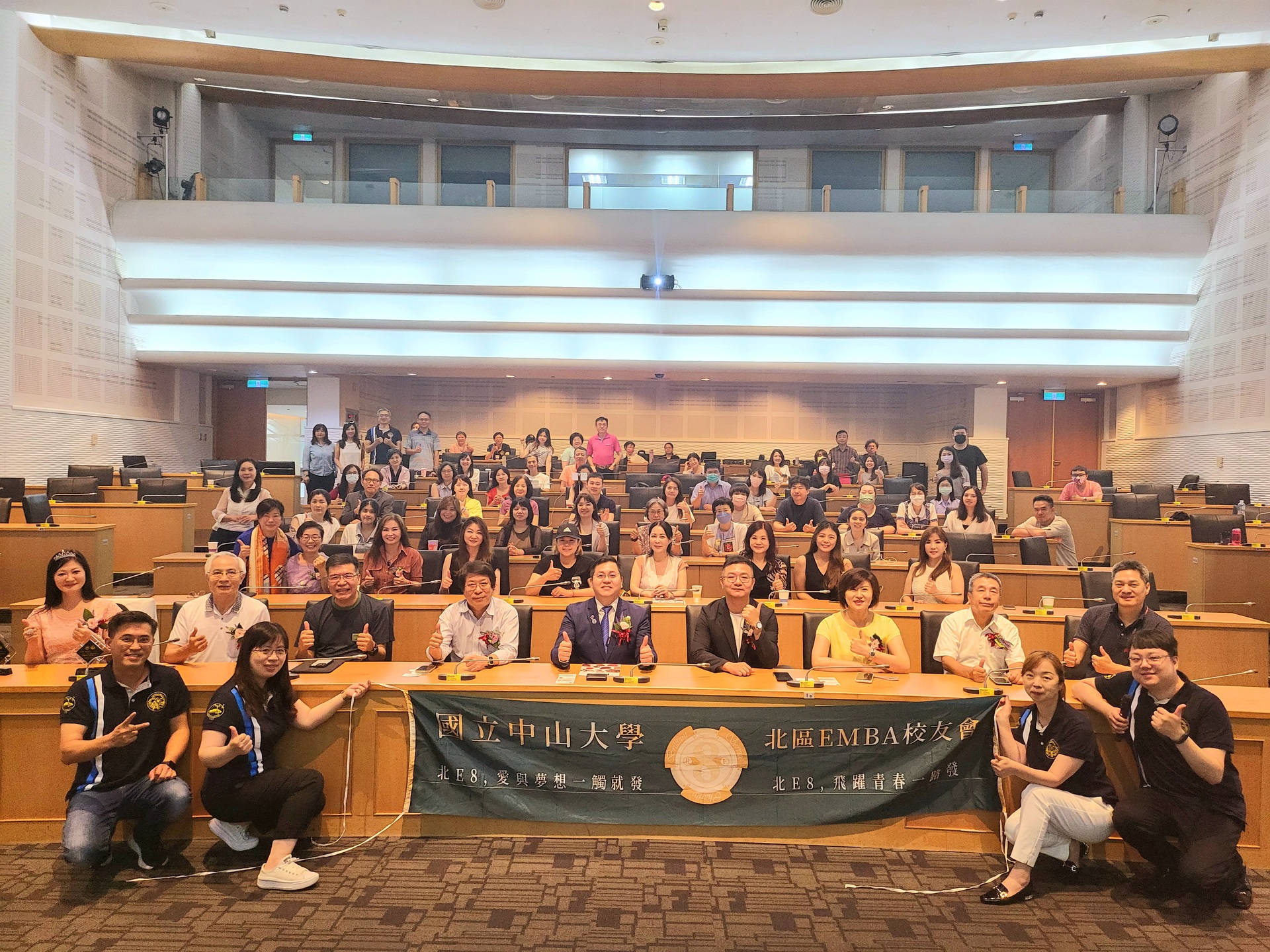 中山大學管理學院校友會、北區EMBA校友會- 言值魄表-人際OK繃心靈講座大合照圖片