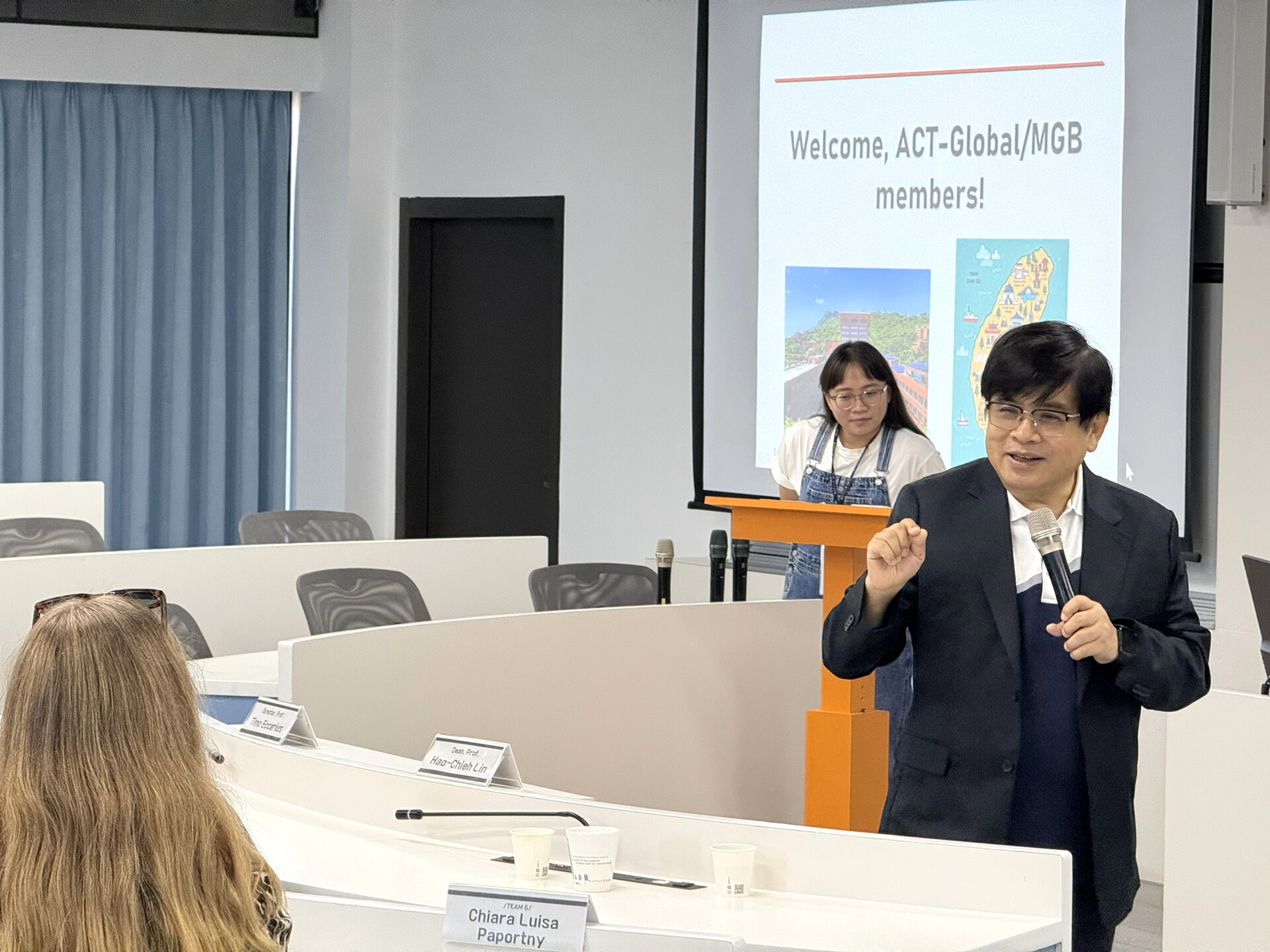 管理學院林豪傑院長蒞臨致詞 勉勵學生 並運用趣味的小問答 拉近師生關係圖片