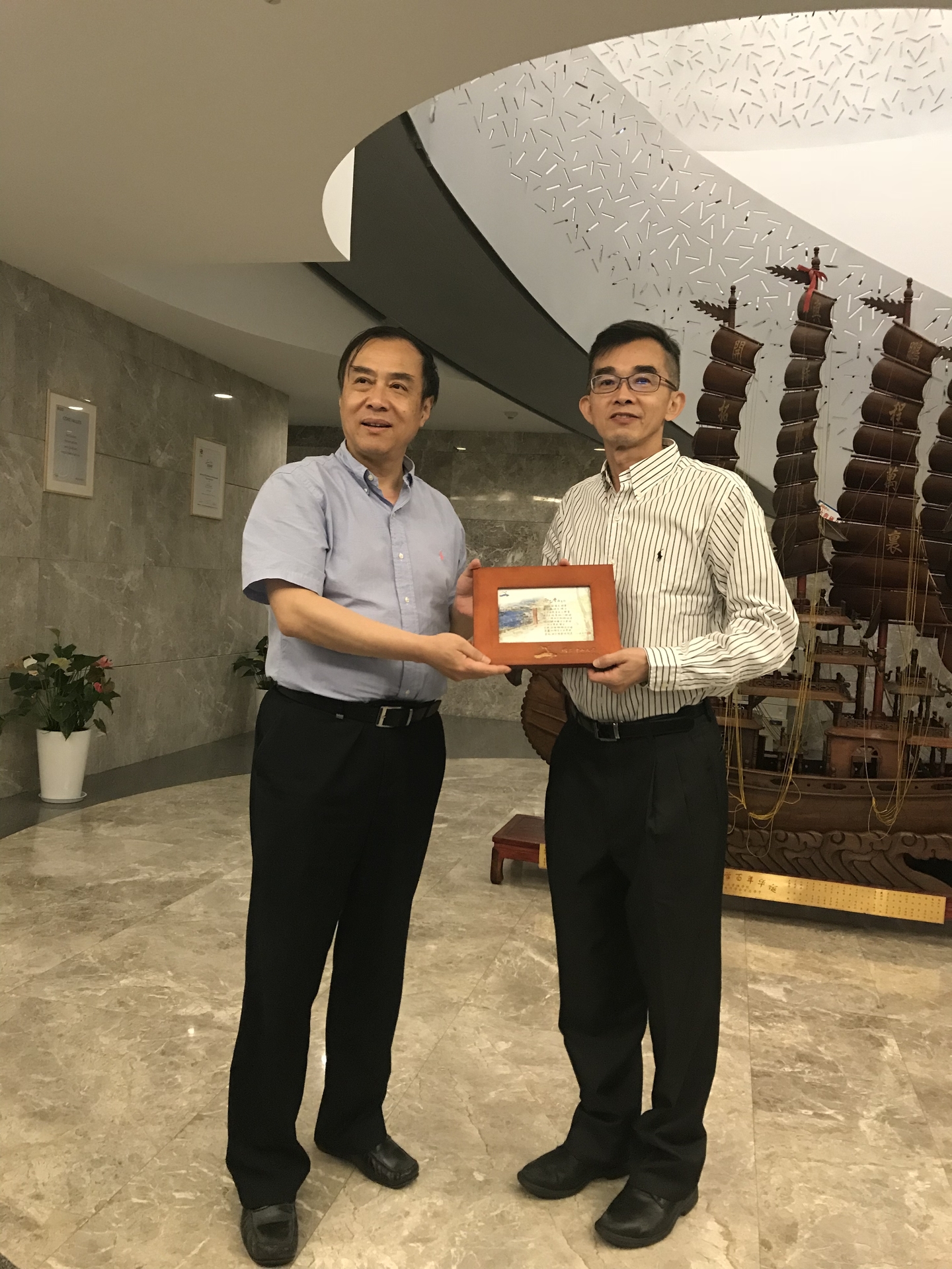 中山陳院長贈與同濟李垣院長紀念品圖片