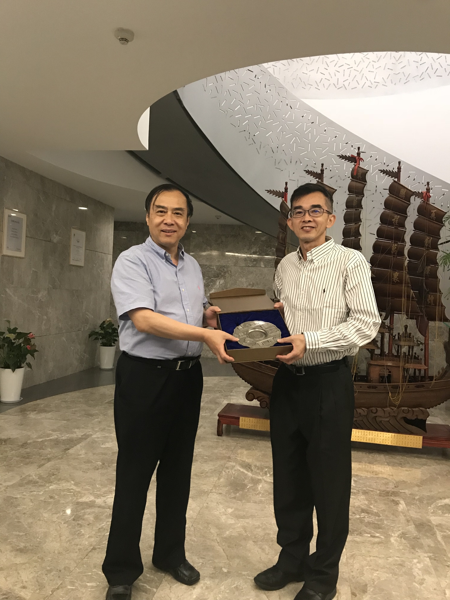 同濟李垣院長贈與中山陳院長紀念品圖片