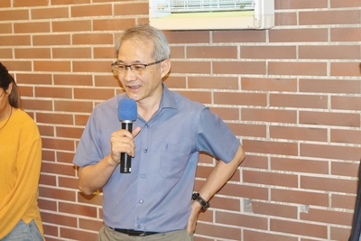 Dean San-Yih Hwang giving a speech