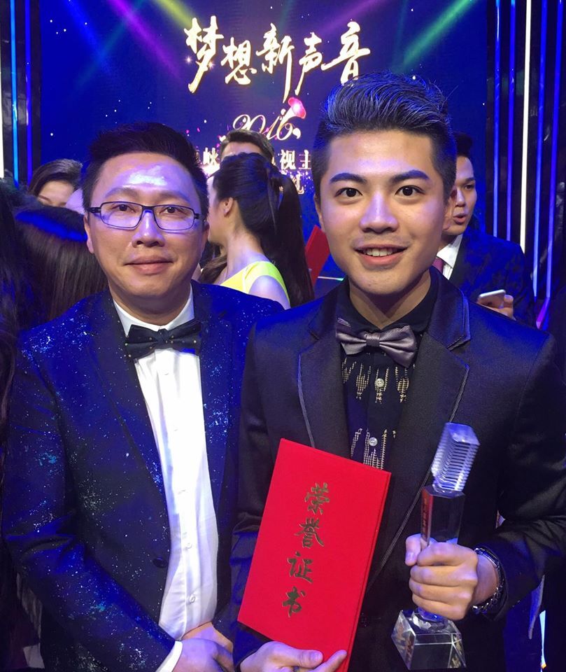 張劭斌與決賽評審趙正平圖片