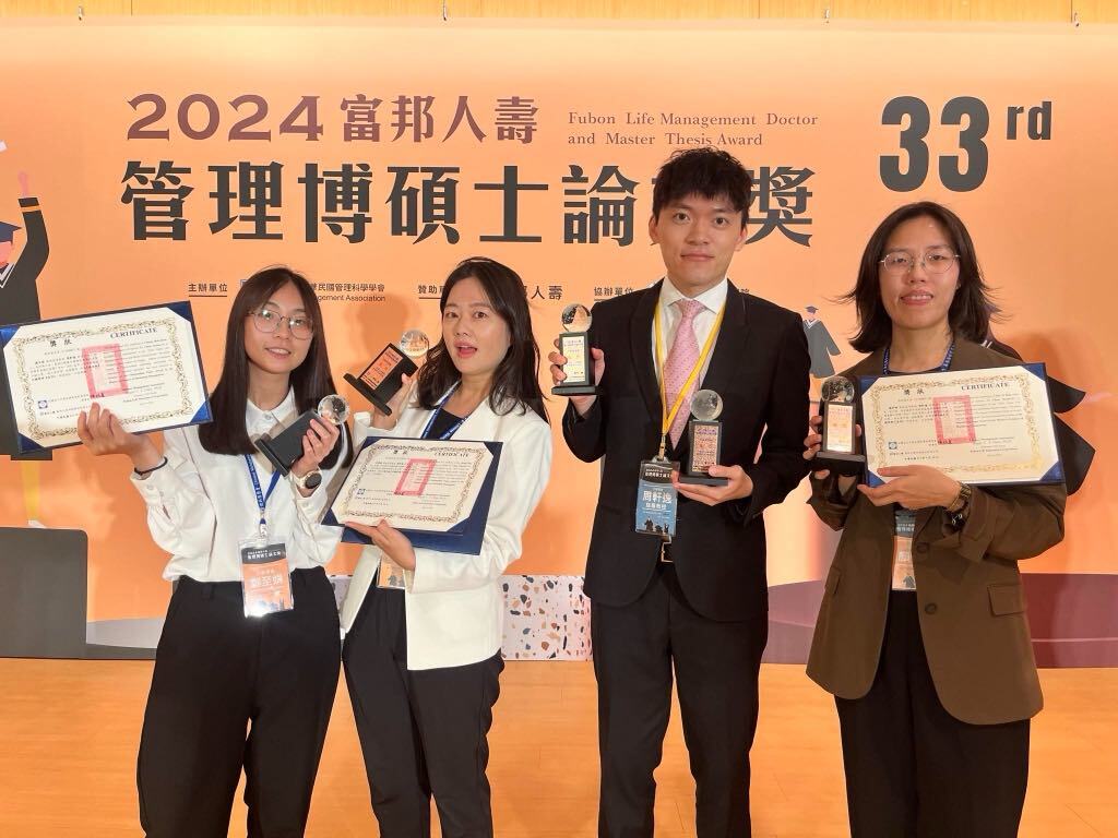 由左至右：行傳所得獎學生鄭至娟、何聲婷、周軒逸老師、IBMBA學生顏伊婷合影圖片
