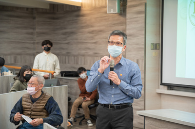 Department of Business Management Professor Chi-Cheng Wu introduces the companiesImage