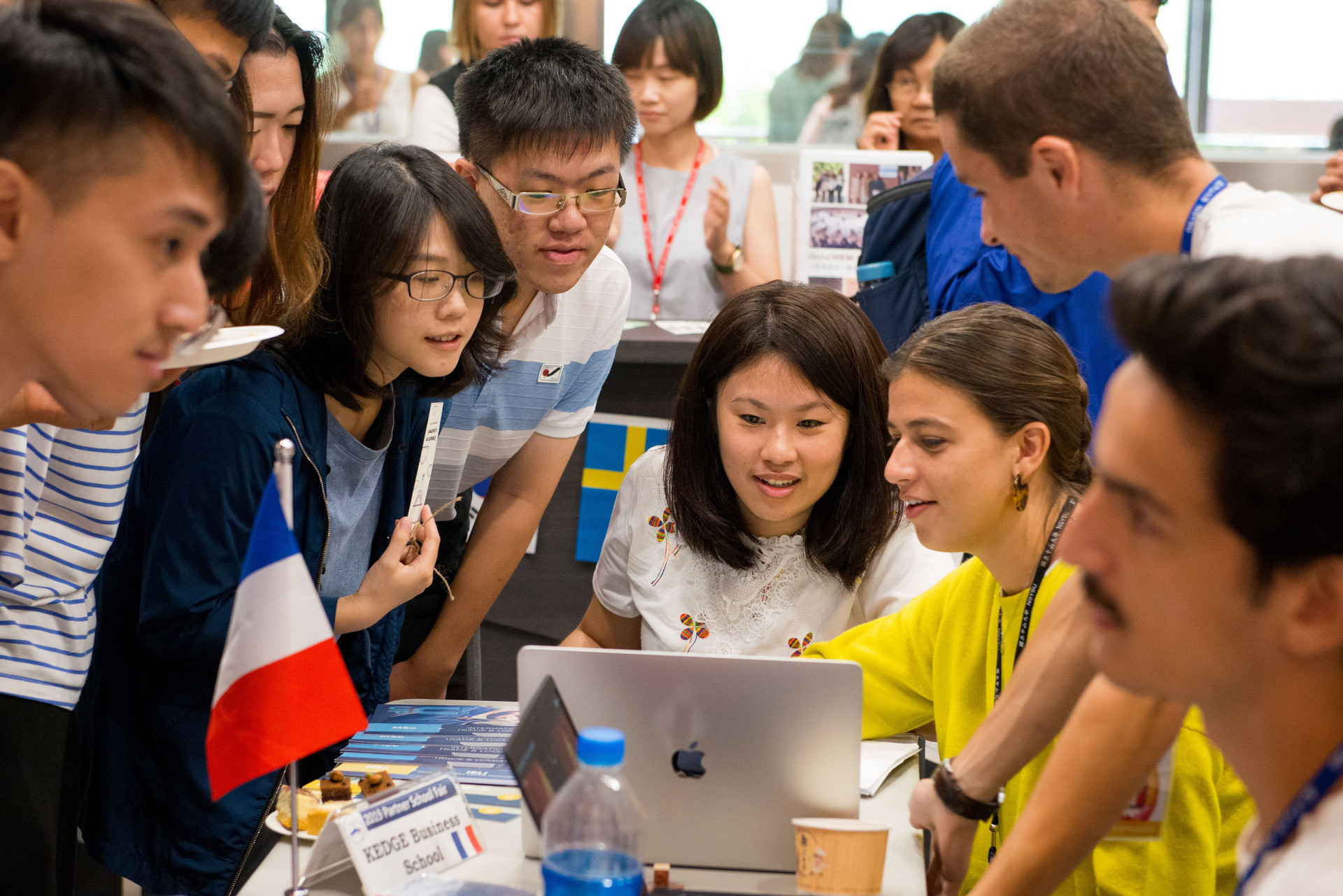The College of Management held a partner school exposition where student representatives from partner schools had lively one-on-one exchanges with Taiwanese students. In addition to learning about international resources, they can also prepare for their future exchanges and make use of this opportunity to establish foreign contacts in advance.Image