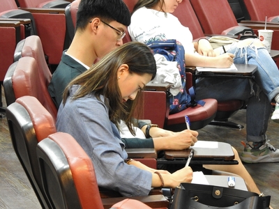 同學認真作筆記圖片