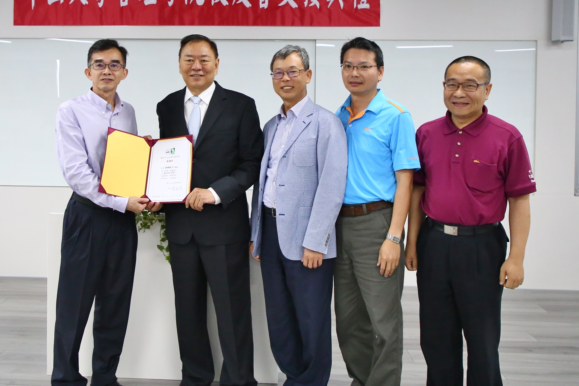 In the 2018 academic year, 陳世哲 (right), then Dean of the College of Management, accepted the donation from the EMBA11 alumni representative for the Heritage Scholarship.Image