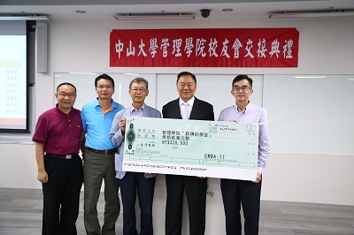 107學年度時任院長陳世哲(右)代表管院接受EMBA11學長姐捐贈薪傳獎助學金圖片