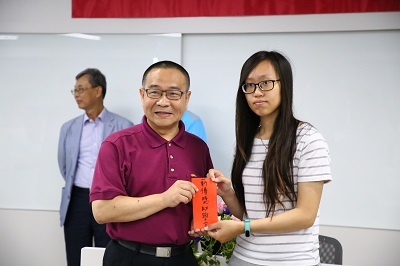 中山EMBA11校友於107年院慶活動中頒發獎學金給獲獎同學圖片