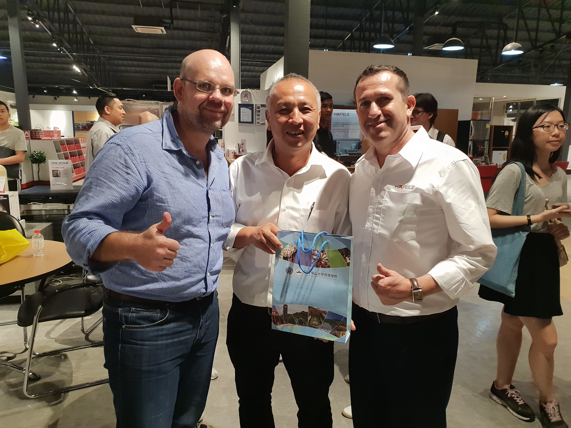 IBMBA program serves intensive learning courses overseas, Dr. Ryan Brading took students to have a visit in German company, Häfele which has a branch in Thailand and gave the gifts of gratitude to their representatives.Image