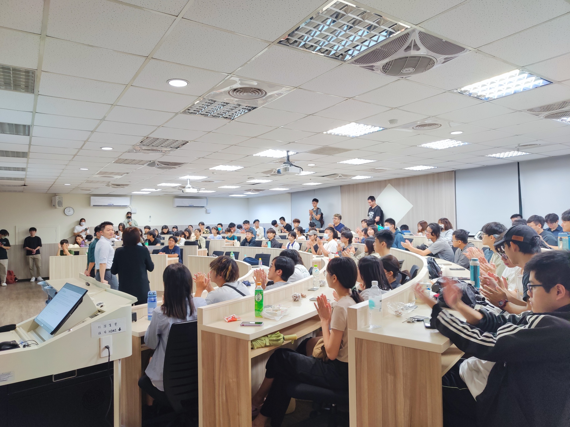 參與同學全體掌聲肯定圖片