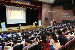 政治所廖達琪教授透過一張張老照片向大一新生講述本校的過去與現在圖片