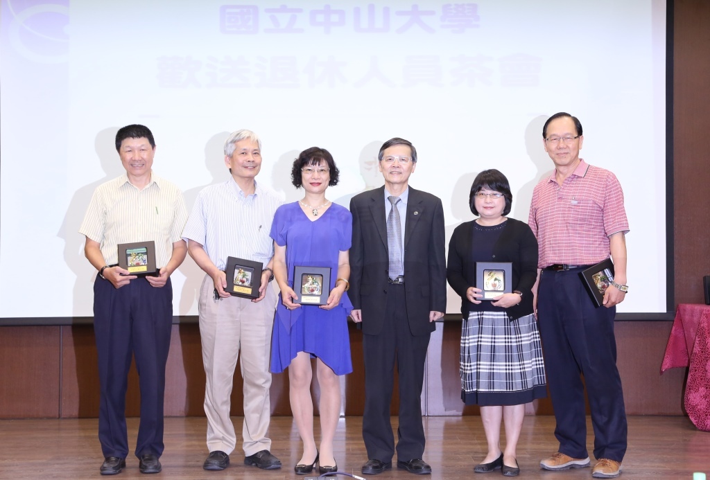 吳濟華代理校長(右三)與現場退休人員合影圖片