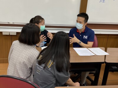 羅佐華業師與參賽團隊圖片