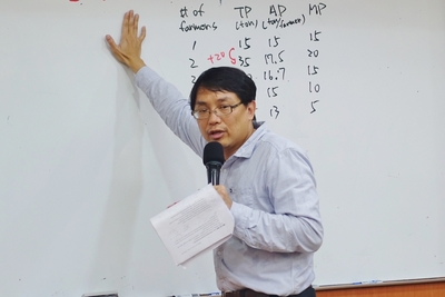 佘健源老師專長於個體經濟學，常於聯合新聞網、思想坦克、芋傳媒等媒體發表時事觀察，他也曾受電視節目邀請與台灣護理師產業工會理事長討論口罩議題圖片