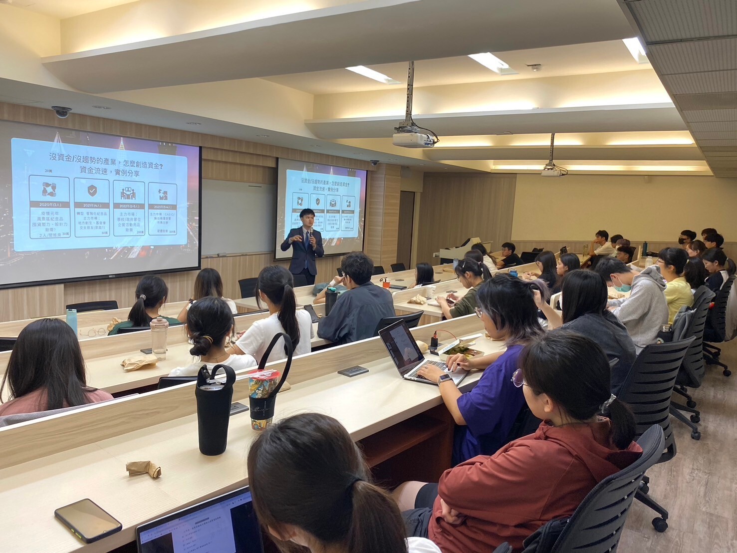 參與學生認真聆聽圖片