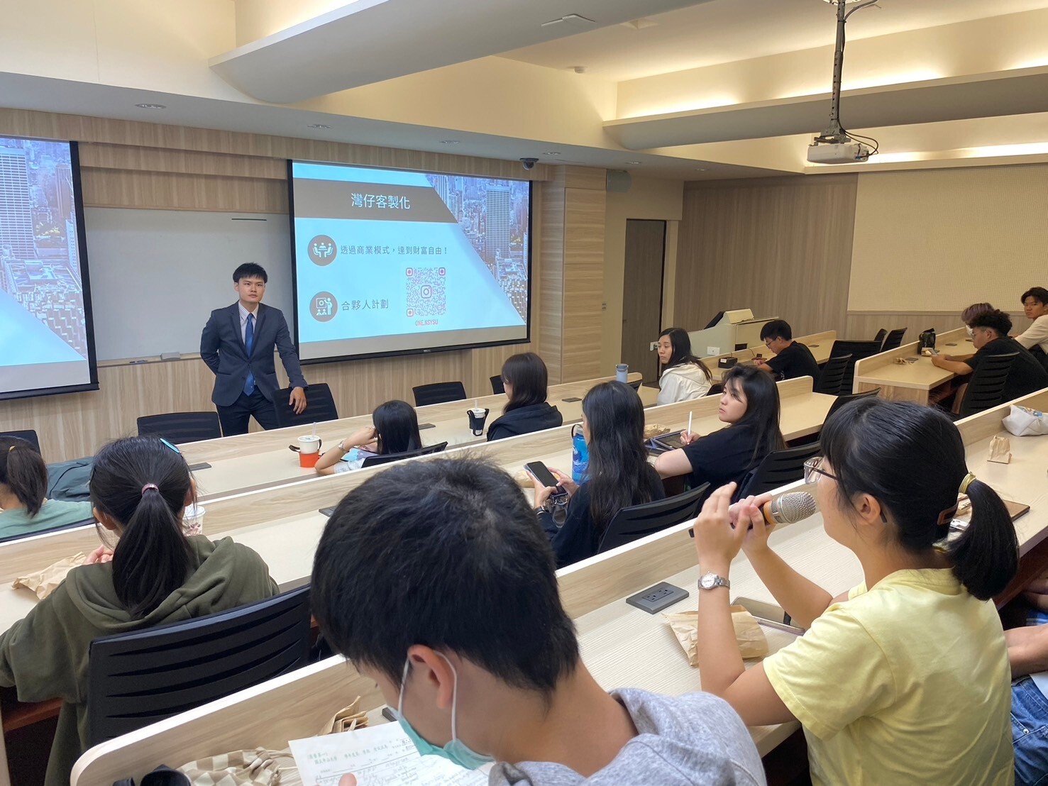 學生積極發問圖片