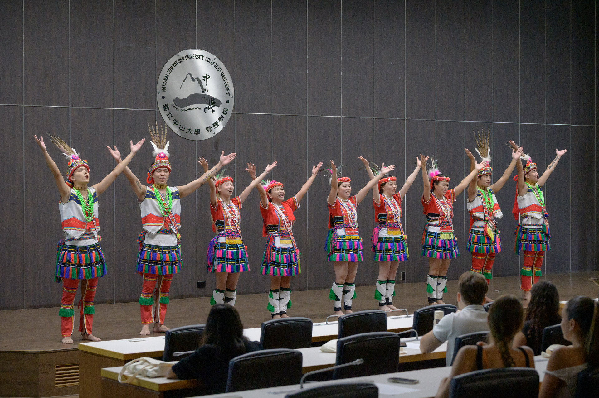 活動開場由「祖韻文化樂舞團」帶來震撼力十足的阿美族豐年祭傳統歌舞表演圖片