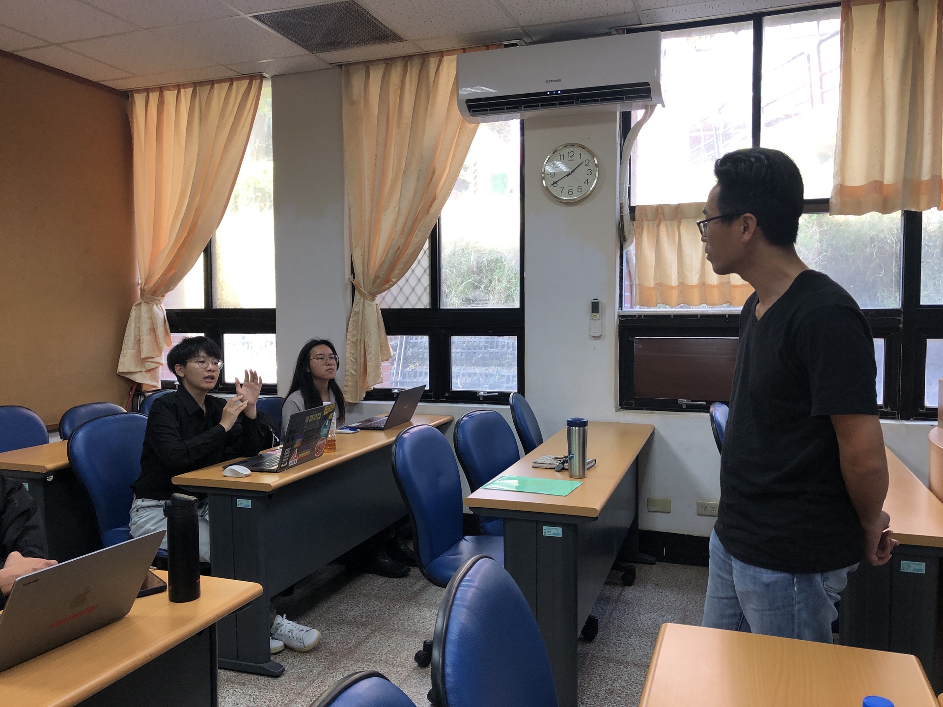 Enthusiastic student participation before the lecture begins