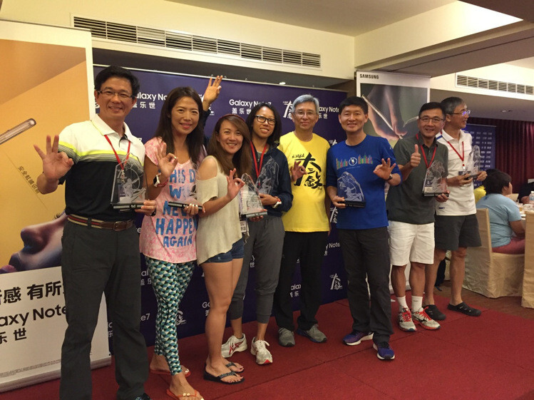第一屆EMBA台灣大三鐵今(6) 日落幕，77名兩岸選手中，共有46位完賽，包括台大管理學院院長郭瑞祥(右三)、成大管理學院院長林正章(右三)為頒獎人 記者詹惠珠攝影圖片