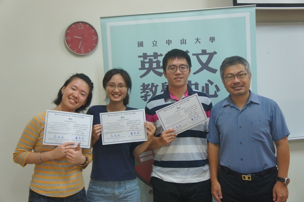 競賽籌備主委、外文系施智閔老師與前三名得獎人合影。右起施智閔老師、冠軍謝承融、亞軍蔡宜芬、季軍楊珍迪圖片