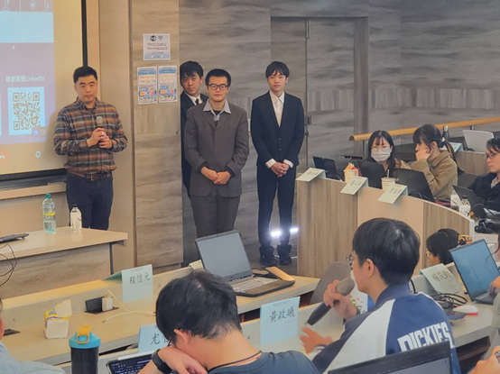 同學向陳經理發問問題圖片