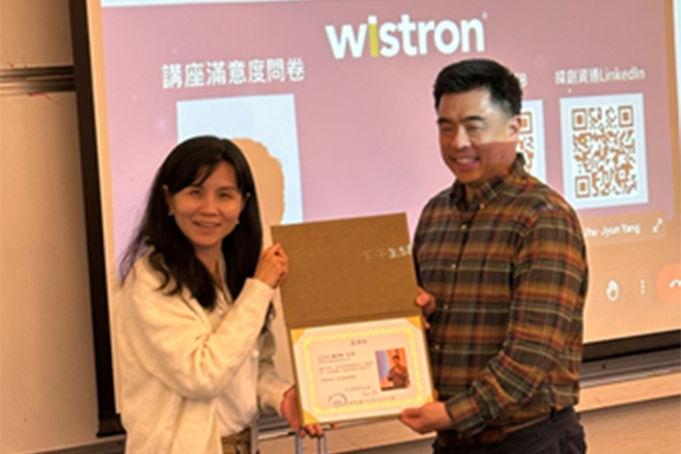 李家瑩老師頒發感謝狀予陳經理圖片