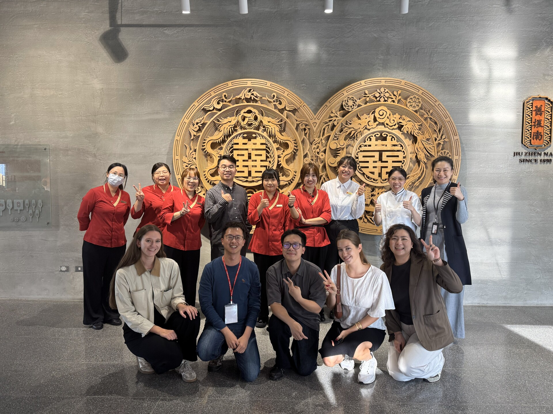 ACT學生與企業代表合影圖片