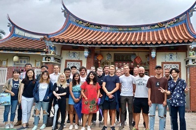 Dr. Lin led a group of foreign exchange students to visit Yangs’ Historical Home and learn about Hakka culture.