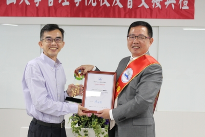 謝龍隱學長(右)獲頒107中山管院傑出校友獎,由陳世哲院長頒贈(左)