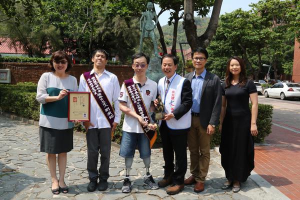 左起高雄市社會局長姚雨靜、國立中山大學資工系學生劉庚銘、企管系助理教授王致遠、周大觀文教基金會創辦人周進華、中山大學光電系副教授兼副學務長于欽平、中文系助理教授兼諮商與職涯發展組組長林芷瑩。圖片