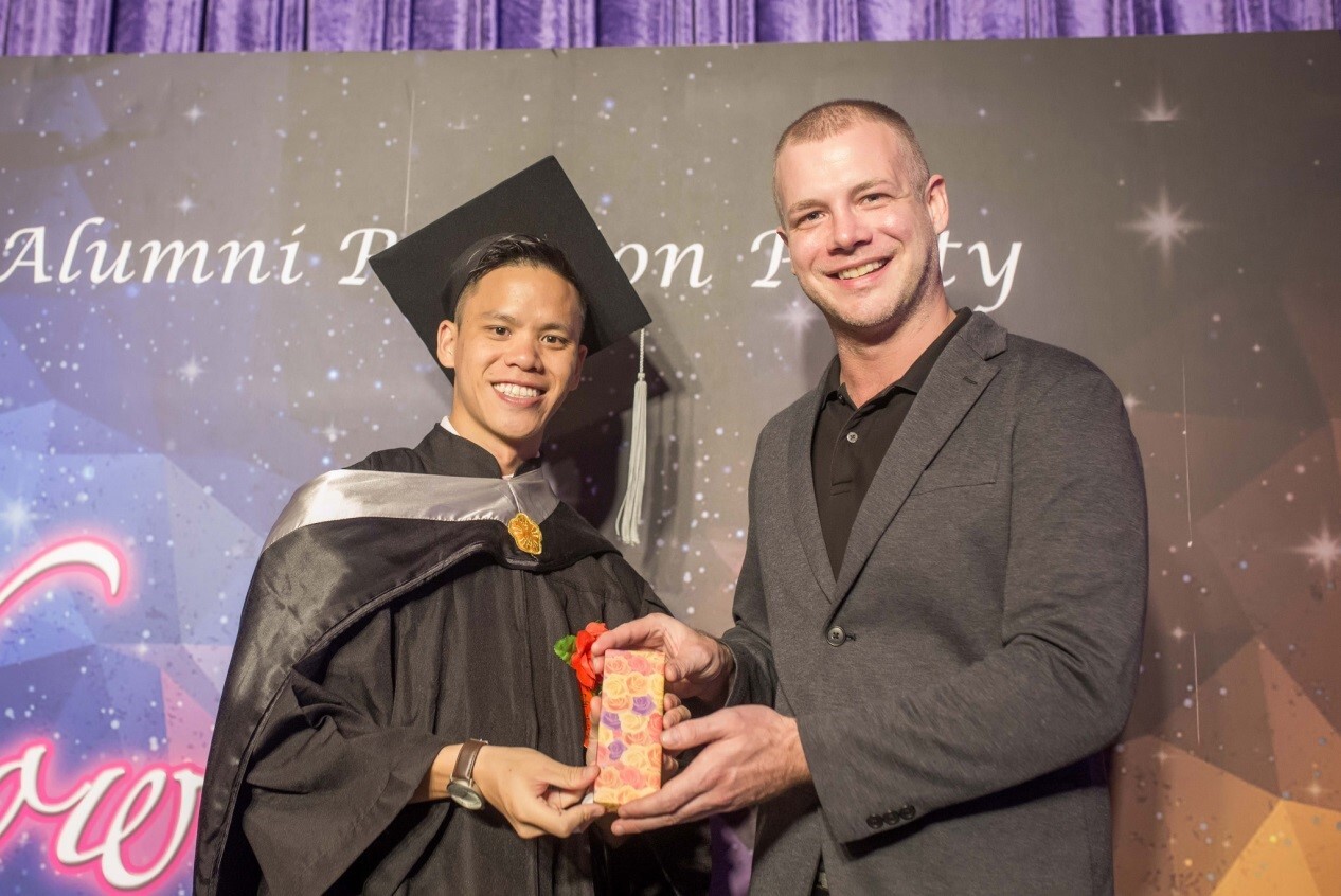 優秀校友代表丹尼爾(右)進行薪傳儀式圖片
