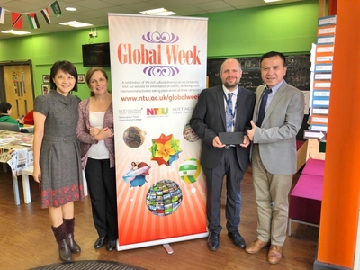 向NTU辦理Global Lounge取經，右二為Stephen Williams主任，左二為Dr. Cheryl Rounsaville圖片