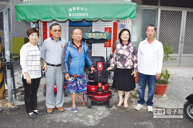 寰捷企業董事長黃英傑（左二）夫婦特別與關廟區區長王素珠（左四）、山西里里長楊啟賢（右一）前往致贈老人代步車。 圖／郭文正圖片