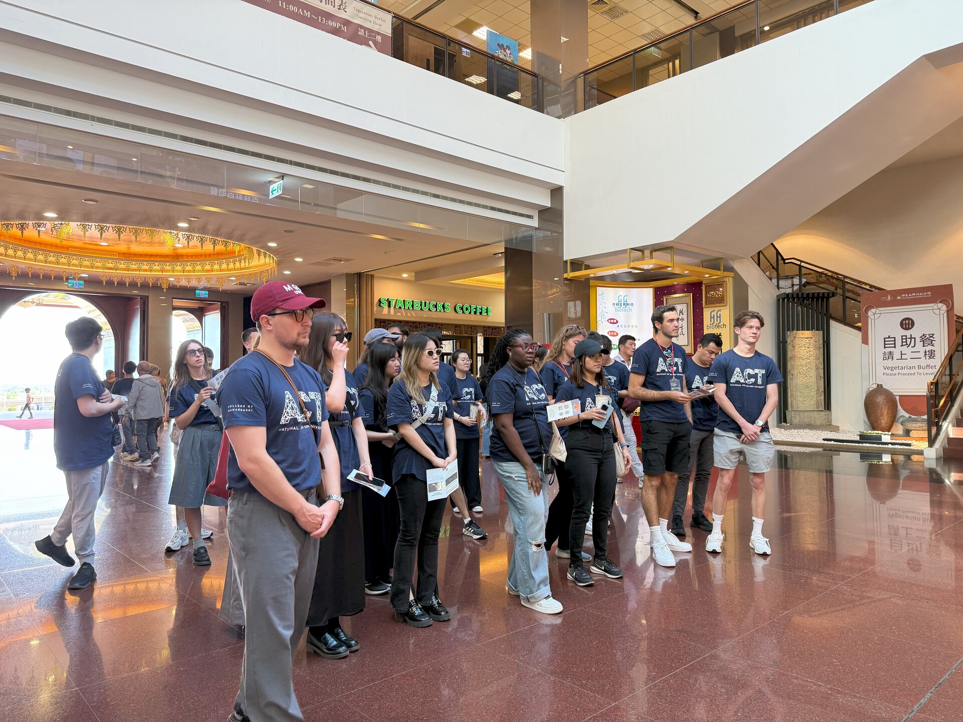 導覽員全英導覽，學員全神貫注圖片