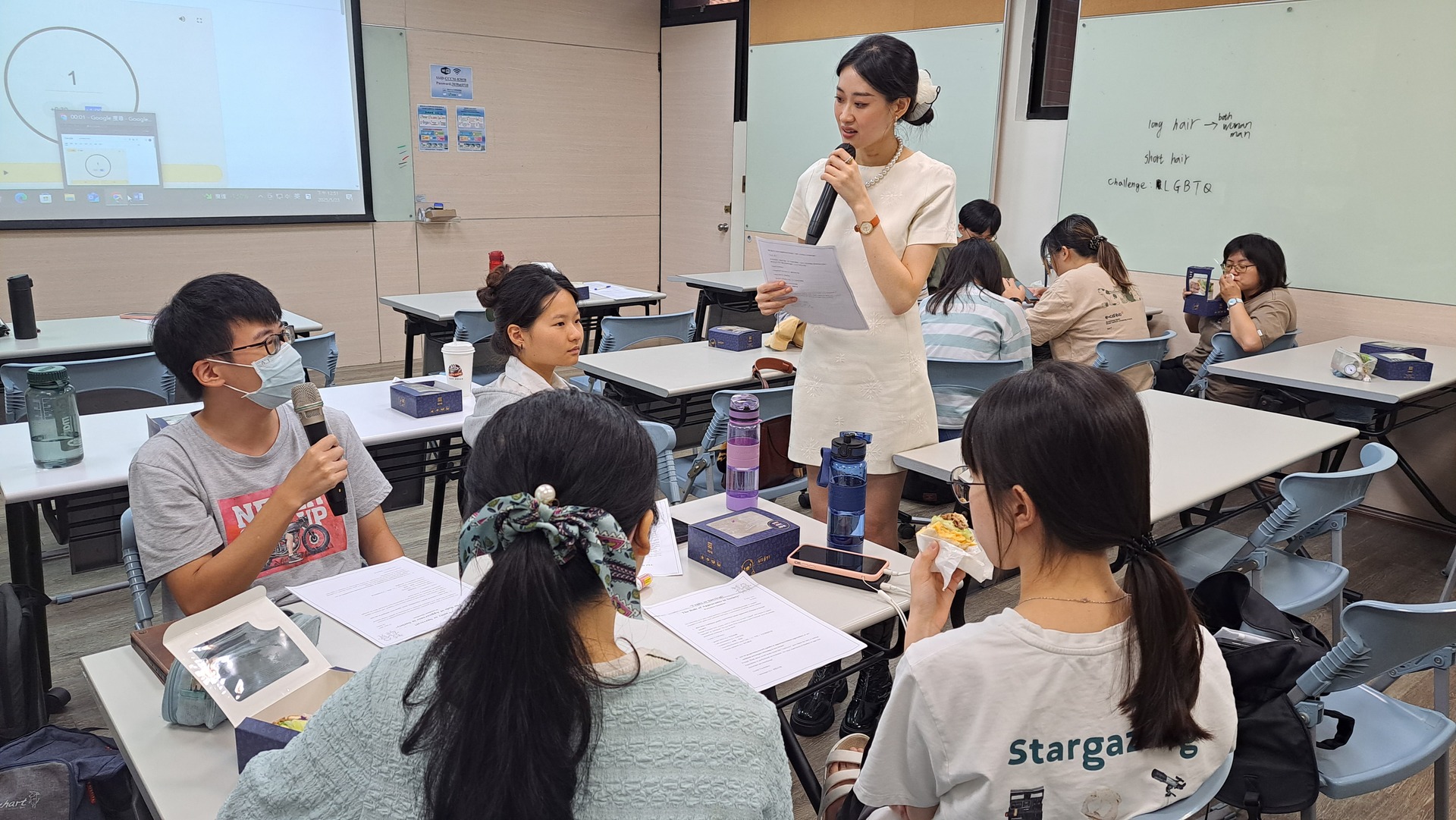 同學與講師Haley說明觀點