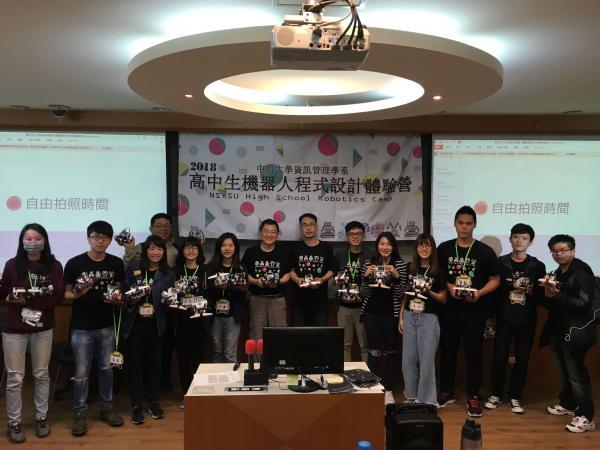 資管系學生應用所學擔任體驗營助教圖片