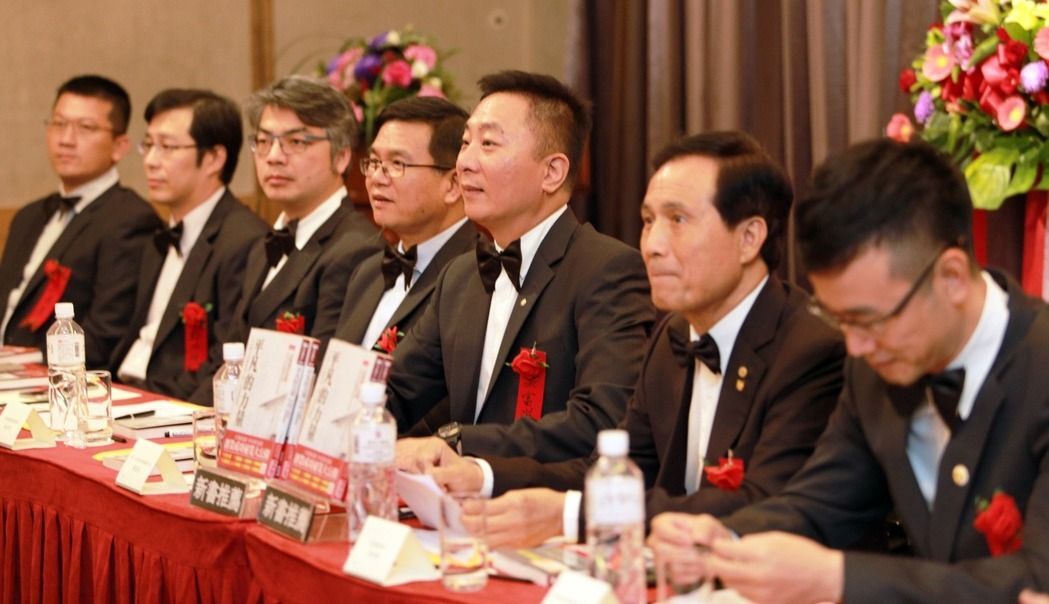 中山大學EMBA 畢業生12位CEO出新書「平凡的力量」，傳承創業經驗。記者劉學聖／攝影圖片